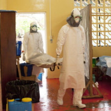 EPIDEMIA. Mdicos trabajan durante el tratamiento de un caso en Foya, Liberia.