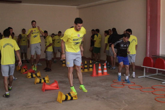 Los jugadores estudiantiles durante los ejercicios de ayer, en el estadio Patria.