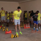 Los jugadores estudiantiles durante los ejercicios de ayer, en el estadio Patria.