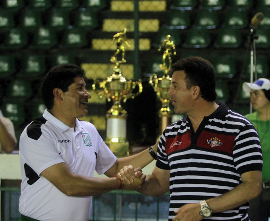 Los tcnicos Eduardo Villegas y Julio Csar Baldivieso se saludaron en el partido anterior.