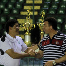 Los tcnicos Eduardo Villegas y Julio Csar Baldivieso se saludaron en el partido anterior.