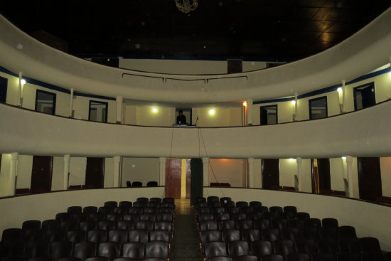 ESCENARIO. El teatro 3 de Febrero necesita ser reacondicionado y equipado para cumplir a cabalidad sus funciones.