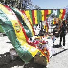 CIVISMO. La gente acudi a comprar smbolos patrios para adornar viviendas, oficinas y vehculos.