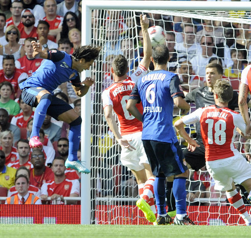 Falcao (i) anota de cabeza el gol del Mnaco sobre el Arsenal; abajo, el Valencia, campen de la Emirates Cup.