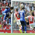 Falcao (i) anota de cabeza el gol del Mnaco sobre el Arsenal; abajo, el Valencia, campen de la Emirates Cup.