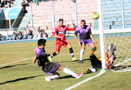 Un par de jugadas del partido de ayer, entre Real Potos y Universitario, en la Villa Imperial.