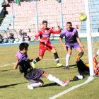 Un par de jugadas del partido de ayer, entre Real Potos y Universitario, en la Villa Imperial.