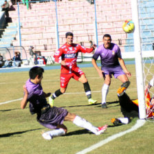 Un par de jugadas del partido de ayer, entre Real Potos y Universitario, en la Villa Imperial.