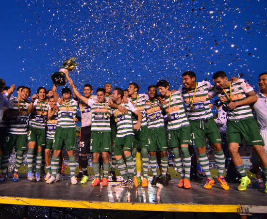 Los jugadores de Oriente Petrolero festejan el ttulo del torneo de invierno organizado por la Liga Profesional del Ftbol Boliviano, luego de vencer en la final a Wilstermann, en Cochabamba.