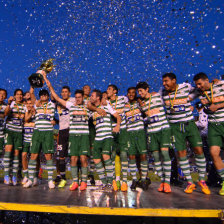 Los jugadores de Oriente Petrolero festejan el ttulo del torneo de invierno organizado por la Liga Profesional del Ftbol Boliviano, luego de vencer en la final a Wilstermann, en Cochabamba.