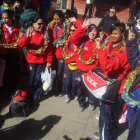 Las jugadoras chuquisaqueas se emocionaron al momento de bajar del autobs; abajo, la entrenadora Sulema Vallejos muestra el trofeo.