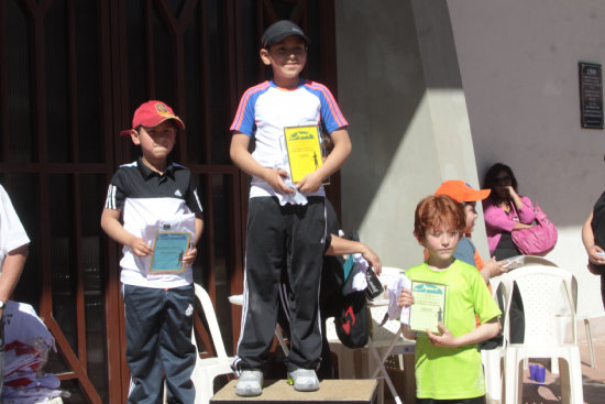 Los deportistas reciben sus premios durante el acto de premiacin