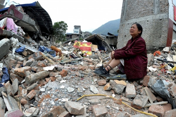 DESOLACIN. Una mujer llora ante las ruinas de lo que fuera su vivienda en Yunnan, China.