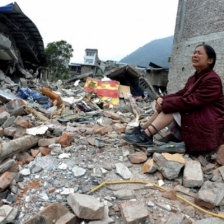 DESOLACIN. Una mujer llora ante las ruinas de lo que fuera su vivienda en Yunnan, China.