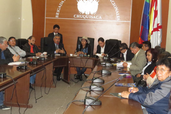 AUDIENCIA. Las autoridades nacionales, departamentales y locales se reunieron en la Brigada de Asamblestas de Chuquisaca.