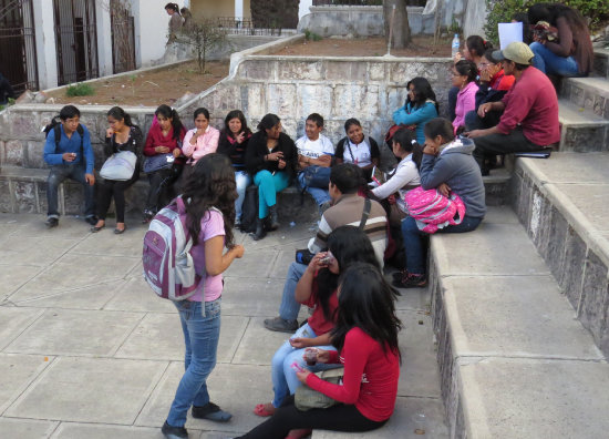 PRESENCIA. Los estudiantes expulsados esperan una solucin en la misma Escuela.