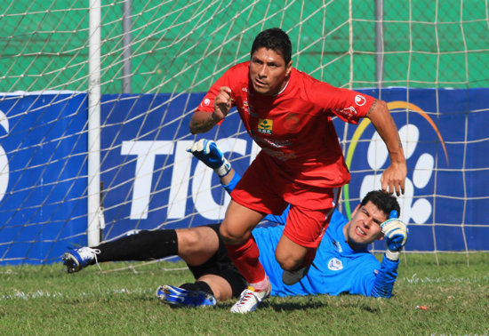 El delantero nacional jug en varios equipos del pas y de Colombia, donde fue goleador de sus equipos.