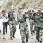 RESCATE. Soldados chinos rescatan a un herido de la zona del terremoto.