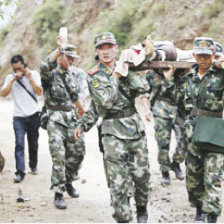 RESCATE. Soldados chinos rescatan a un herido de la zona del terremoto.