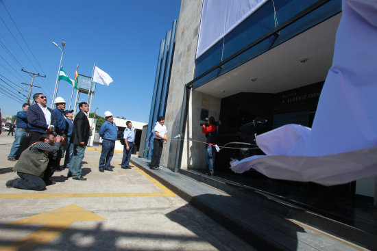 INMUEBLE. El presidente Morales inaugura ayer, el edificio de la nueva empresa estatal en Santa Cruz.