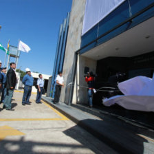 INMUEBLE. El presidente Morales inaugura ayer, el edificio de la nueva empresa estatal en Santa Cruz.