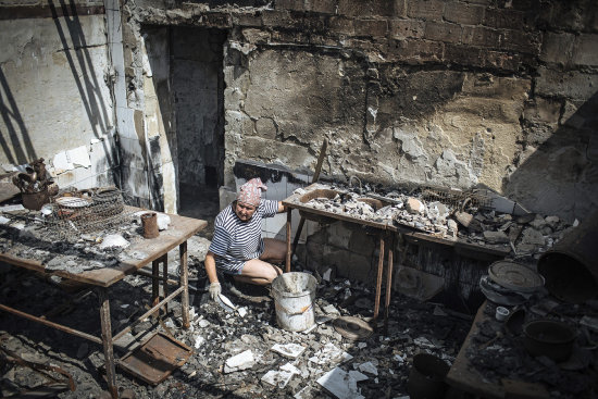 BOMBARDEOS. Una mujer observa lo que queda de su cafetera tras los bombardeos ucranianos en la ciudad de Slaviansk.