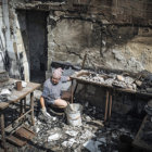 BOMBARDEOS. Una mujer observa lo que queda de su cafetera tras los bombardeos ucranianos en la ciudad de Slaviansk.