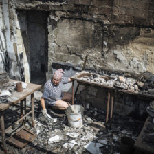 BOMBARDEOS. Una mujer observa lo que queda de su cafetera tras los bombardeos ucranianos en la ciudad de Slaviansk.