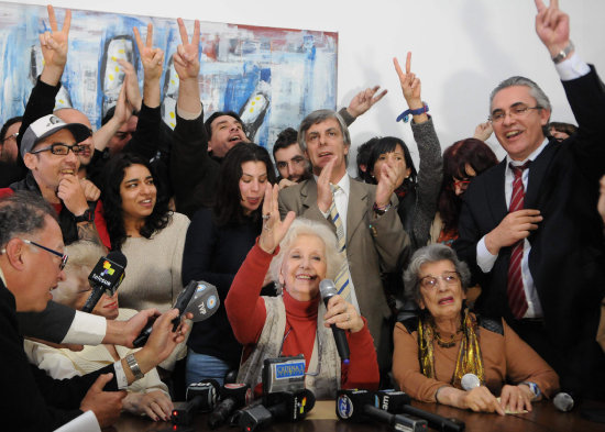 ALGARABA. Estela de Carlotto (C) celebra la noticia sobre la identificacin de su nieto Guido, quien naci en cautiverio durante la dictadura militar argentina.