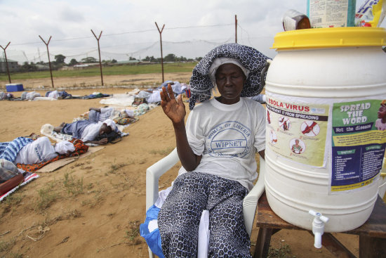 EPIDEMIA. Una mujer africana ora por las vctimas de la mortal enfermedad.