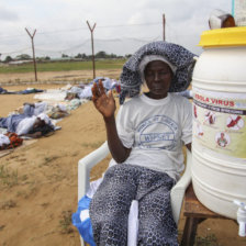 EPIDEMIA. Una mujer africana ora por las vctimas de la mortal enfermedad.