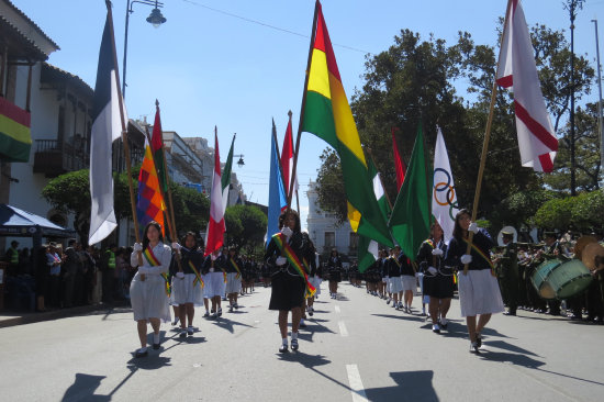 HOMENAJE. Las unidades educativas fueron parte del desfile de ayer, en un despliegue de talento y civismo. En la foto, alumnas del colegio Manuel Rodrguez de Quiroga.