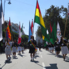 HOMENAJE. Las unidades educativas fueron parte del desfile de ayer, en un despliegue de talento y civismo. En la foto, alumnas del colegio Manuel Rodrguez de Quiroga.