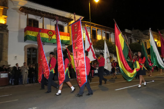 CIVISMO. Estudiantes de colegios nocturnos y militares demostraron su fervor cvico a la Patria.