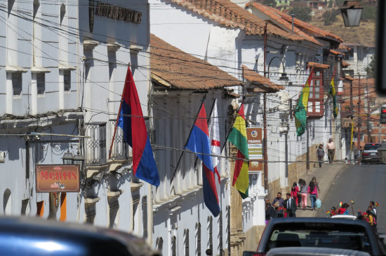 EMBANDERAMIENTO. En las calles del centro de la ciudad flamea la tricolor nacional como seal de civismo y respeto a la libertad del pas.