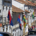 EMBANDERAMIENTO. En las calles del centro de la ciudad flamea la tricolor nacional como seal de civismo y respeto a la libertad del pas.