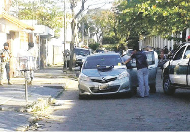 OPERATIVO. La Polica intervino dos domicilios en busca de los secuestrados.