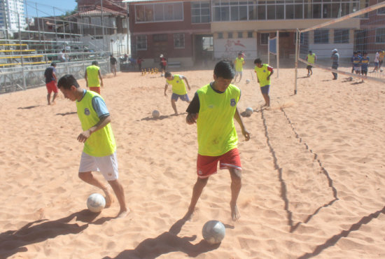 El campen juvenil de Chuquisaca entren ayer en las canchas de arena de la zona de Garzilazo.