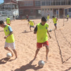 El campen juvenil de Chuquisaca entren ayer en las canchas de arena de la zona de Garzilazo.