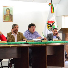 El secretario general de la Liga, Roger Bello (c), garantiz el inicio del torneo.