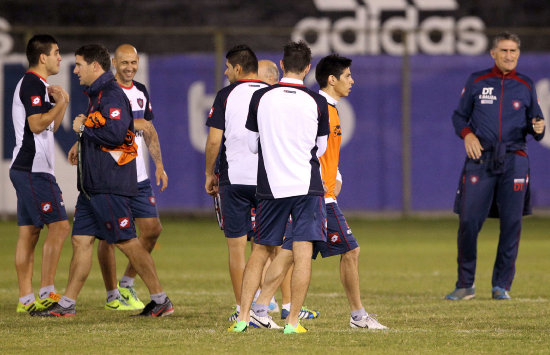 San Lorenzo hizo el reconocimiento del campo de juego anoche, en Asuncin.