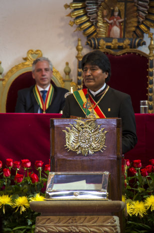 SESIN DE HONOR. El presidente Evo Morales brinda su mensaje de homenaje (arriba); la sesin realizada en la Casa de la Libertad (abajo).