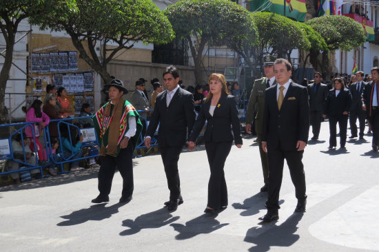 AUTORIDADES. Vocales del TSE rinden su homenaje al 6 de Agosto en Sucre.