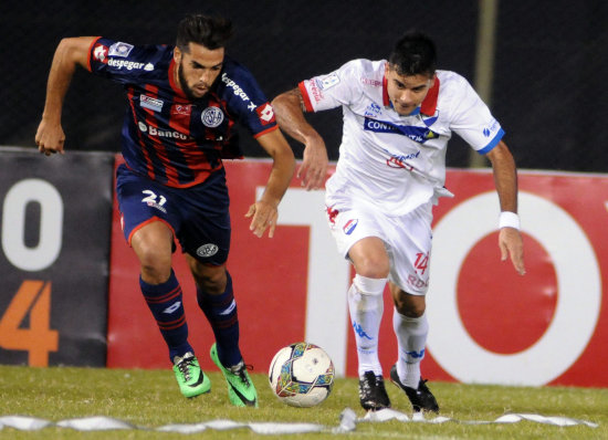 El jugador de Nacional Marcos Melgarejo (d) disputa el baln con Emmanuel Mass, de San Lorenzo.