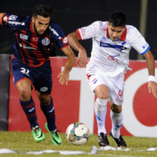 El jugador de Nacional Marcos Melgarejo (d) disputa el baln con Emmanuel Mass, de San Lorenzo.