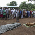 EPIDEMIA. Un grupo de personas ora junto a cuerpos de vctimas del virus bola antes de enterrarlos en una poblacin de Liberia.