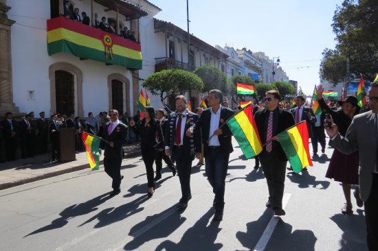 OPOSICIÓN. La participación de uno de los frentes opositores en el desfile del 6 de Agosto en Sucre, en el que estuvo el presidente Evo Morales.