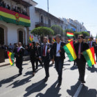 OPOSICIÓN. La participación de uno de los frentes opositores en el desfile del 6 de Agosto en Sucre, en el que estuvo el presidente Evo Morales.