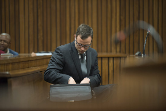 El atleta paralímpico Oscar Pistorius durante una nueva sesión del juicio por el asesinato de su novia, en el Tribunal Supremo de Pretoria (Sudáfrica).