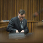 El atleta paralímpico Oscar Pistorius durante una nueva sesión del juicio por el asesinato de su novia, en el Tribunal Supremo de Pretoria (Sudáfrica).
